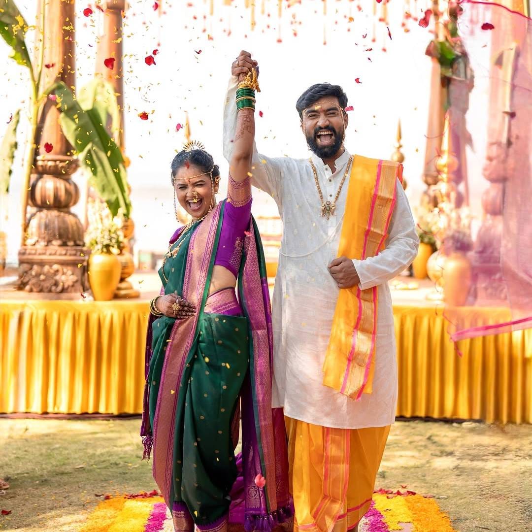 अंशुमन विचारेनं मुकुंदची भूमिका साकारली होती. नुकताच त्याचा लग्नसोहळा पार पडला आहे. 'आई कुठे काय करते' या मालिकेत भूमिका साकारलेली अभिनेत्री अपूर्वा गोरेशी त्याने लग्न केलं आहे. या लग्नाचे फोटो दोघांनी सोशल मीडियावर पोस्ट केले आहेत. 
