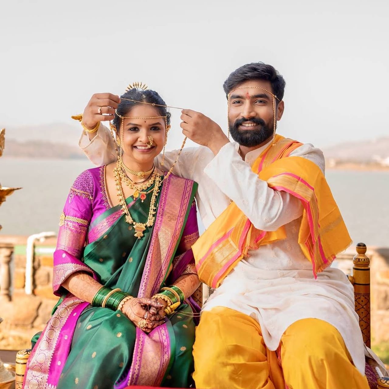 2012 मध्ये प्रदर्शित झालेल्या 'शाळा' या चित्रपटातला मुकुंद तुम्हाला आठवतोय का? हा चित्रपट त्यावेळी चांगलाच गाजला होता आणि त्यातील मुकुंदच्या भूमिकेवर प्रेक्षकांनी भरपूर प्रेमाचा वर्षाव केला होता. तोच मुकुंद आता मोठा झाला असून त्याने प्रसिद्ध अभिनेत्रीशी लग्नगाठ बांधली आहे. 
