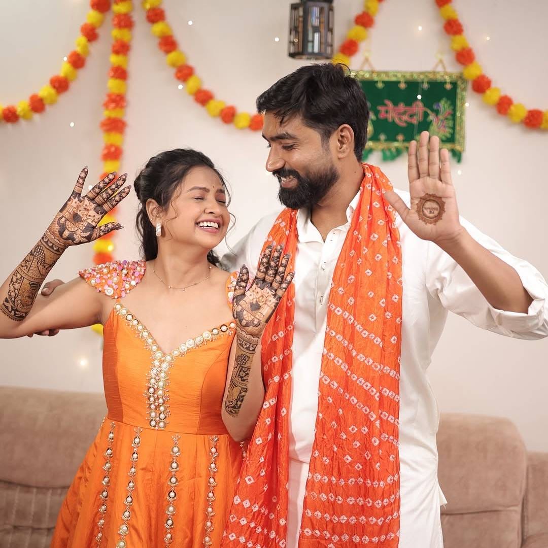 अपूर्वा गोरेनं 'आई कुठे काय करते' या गाजलेल्या मालिकेत ईशाची भूमिका साकारली होती. काही दिवसांपूर्वीच अंशुमन आणि अपूर्वाचा साखरपुडा पार पडला होता. तेव्हाच या दोघांचं नातं जगजाहीर झालं होतं. 
