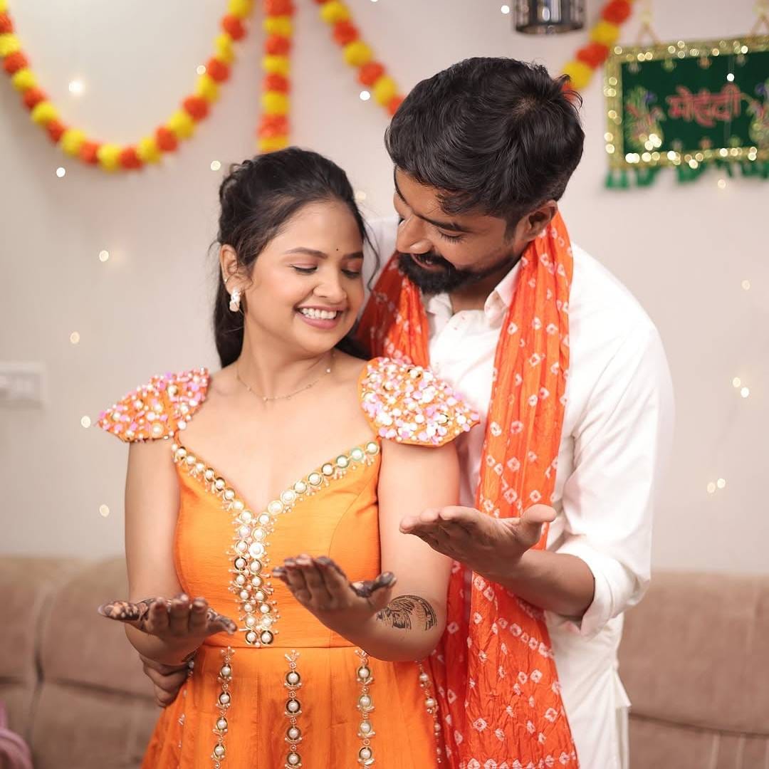 मेहंदीच्या कार्यक्रमात दोघांनी एकाच रंगसंगतीचे कपडे परिधान केले होते. अंशुमनने 'फास्टर फेणे', 'फुंतरू', 'फोटोकॉपी' यांसारख्या चित्रपटांमध्येही भूमिका साकारल्या आहेत.
