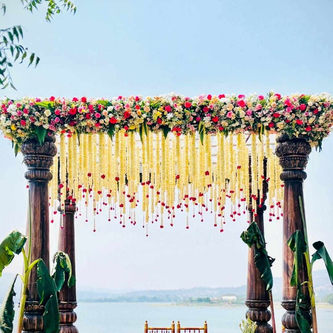 ही खास जागा अंशुमन आणि अपूर्वाने त्यांच्या लग्नासाठी निवडली होती. इथं लग्नसाठी सुंदर देखाव्यासमोर मंडप बांधण्यात आला आणि फुलांची सुरेख सजावट करण्यात आली होती. 
