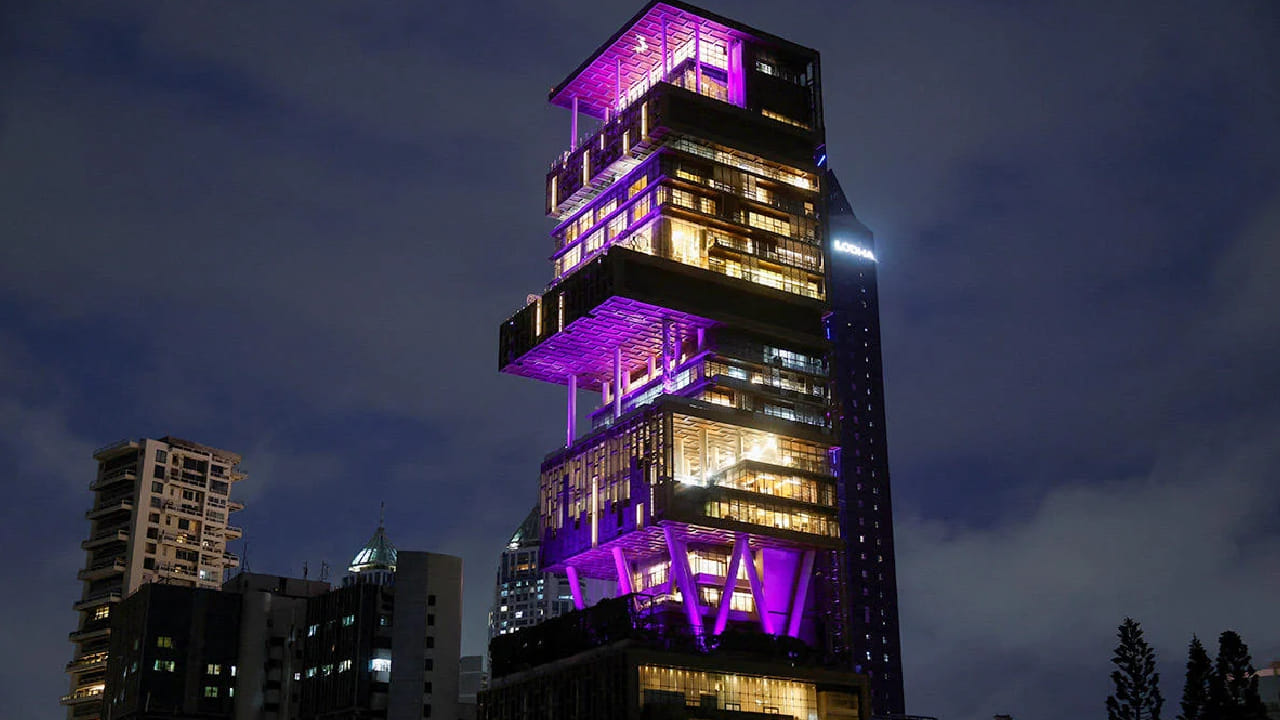 विशेष म्हणजे, अँटिलियाची उंची बुर्ज खलिफा आणि मर्डेका 118 पेक्षा खूपच कमी असली तरी खर्चाच्या बाबतीत ती दोन्ही इमारतींपेक्षा महाग ठरते. सुमारे 4 लाख चौरस फूट क्षेत्रफळावर पसरलेल्या अँटिलियामध्ये अनेक आलिशान सुविधा आहेत.