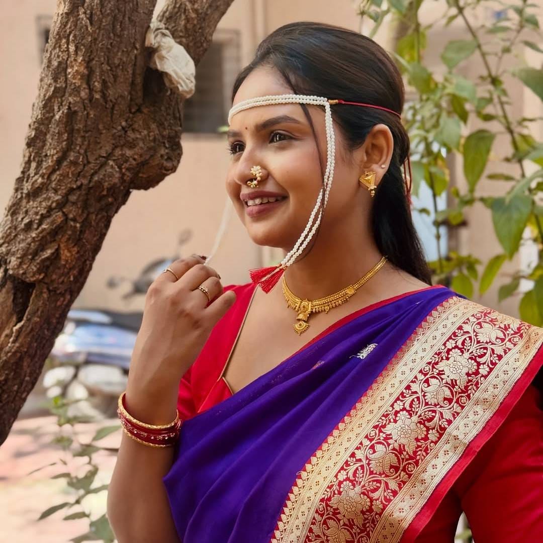 ग्रहमक विधीसाठी अपूर्वाने तिच्या आईच्या लग्नातला 40 वर्षे जुना शालू नेसला होता. तो शालू नेसल्यावर आईलाही भरून आल्याचं तिने म्हटलंय. जांभळ्या आणि लाल रंगाच्या शालूमध्ये अपूर्वा खूपच सुंदर दिसत होती. 
