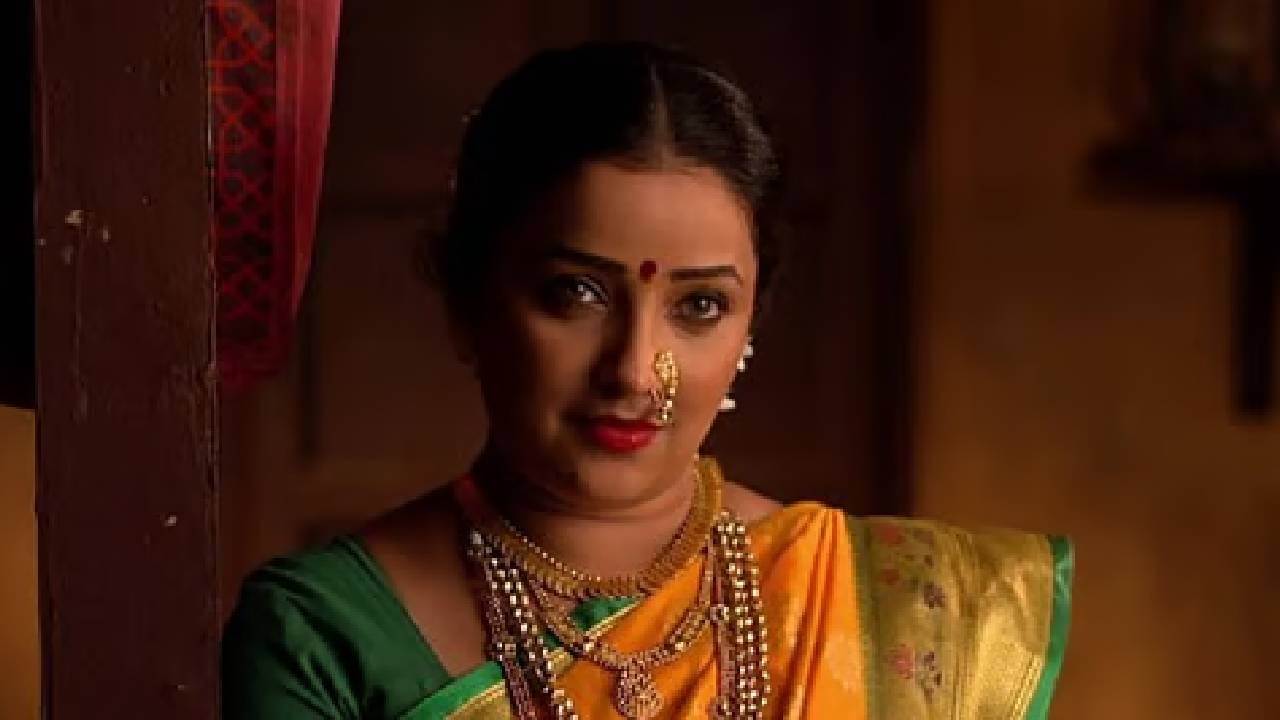 अपूर्वाच्या या पोस्टमागचा खरा अर्थ उपहासात्मक आहे. ती खरंतर आईच्या रागावलेल्या अवस्थेतील 'ती एक नजर'चा उल्लेख करत आहे, जी अनेक मुलांना आजही आठवते आणि घाबरायला होते. 