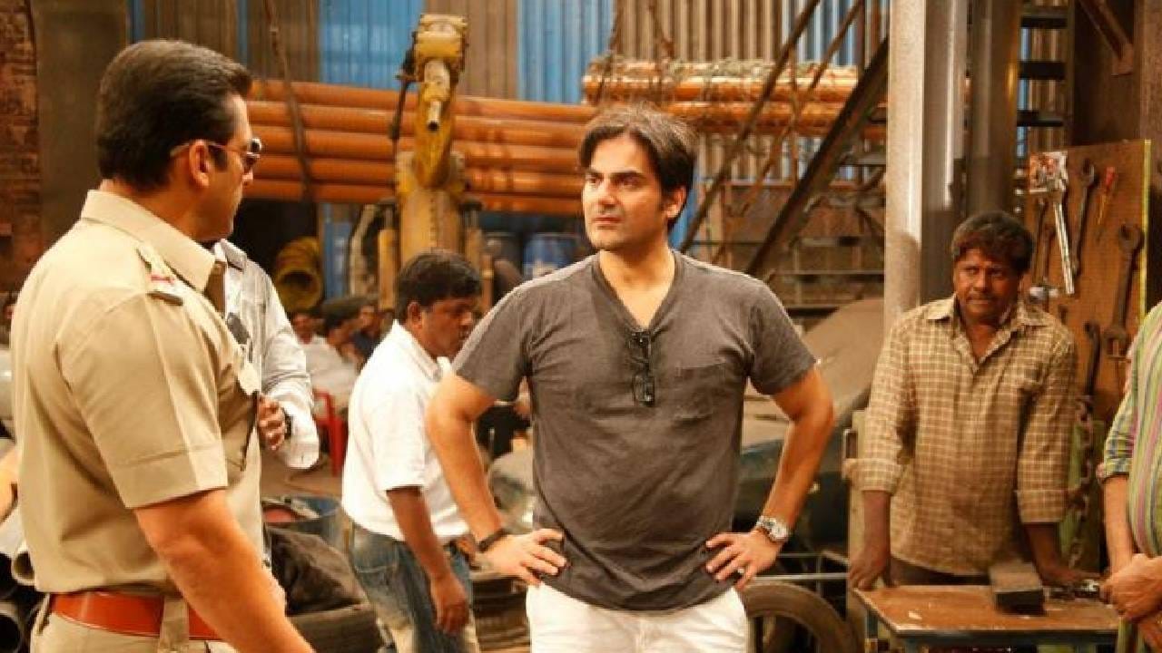 सलमान खानचा धाकटा भाऊ अरबाज खानने "दबंग 2" या चित्रपटातून दिग्दर्शनात पदार्पण केले. या चित्रपटात सलमान आणि सोनाक्षी सिन्हा मुख्य भूमिकेत होते.  "दबंग" हा त्याचा प्रीक्वल होता, ज्याचा अरबाज हा निर्मात होता.