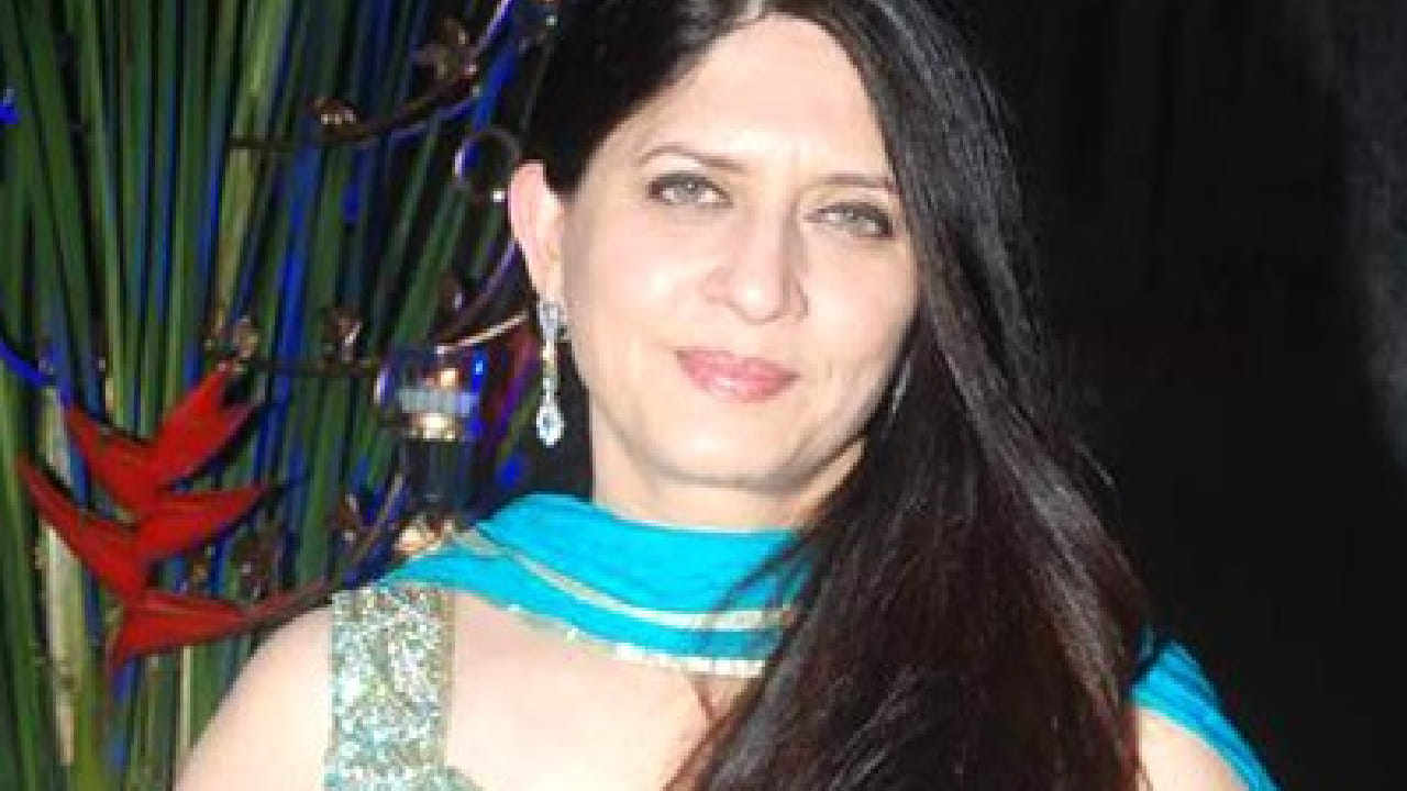 अगदी बालपणापासूनच त्यांनी आपल्या आईकडून कथ्थक नृत्याचे प्रशिक्षण घेण्यास सुरुवात केली. नृत्यासोबतच शिक्षणालाही त्यांनी तितकेच महत्त्व दिले. शिक्षण पूर्ण केल्यानंतर अर्चना जोगळेकर यांनी अभिनय क्षेत्रात पाऊल टाकले. 