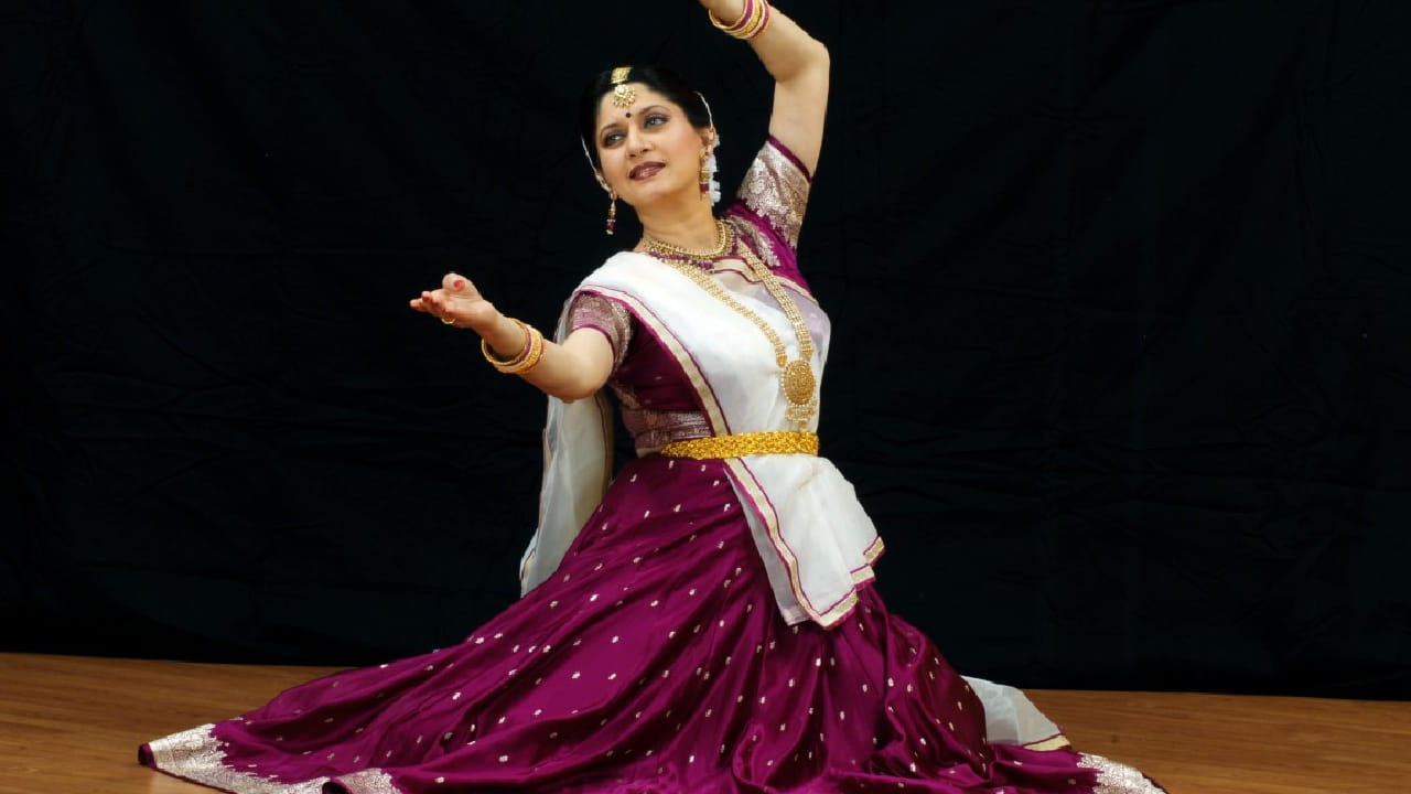 ‘उघडले स्वर्गाचे दार’ या मराठी नाटकातून त्यांनी रंगभूमीवर पदार्पण केले. या नाटकातील त्यांच्या प्रभावी भूमिकेसाठी त्यांना सर्वोत्कृष्ट अभिनेत्रीचा तसेच समीक्षकांचा पुरस्कार मिळाला. यानंतर त्यांची अभिनय क्षेत्रातील ओळख अधिक मजबूत झाली.