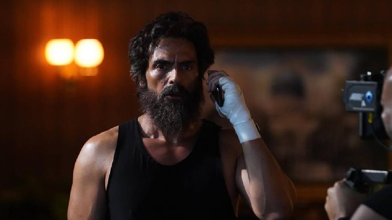 युकेमध्ये राहणाऱ्या एका पाकिस्तानी कुटुंबाने रणवीर सिंहचा 'धुरंधर 2' हा चित्रपट पाहिला आणि त्यानंतर सोशल मीडियावर व्हिडीओ पोस्ट केला. या कुटुंबाने आदित्य धरच्या या चित्रपटाला 'फालतू' असं म्हटलंय. इतकंच नव्हे तर त्यांनी व्हिडीओत मेजर इक्बाल जिंदाबाद आणि पाकिस्तान जिंदाबादच्या घोषणा दिल्या आहेत. 
