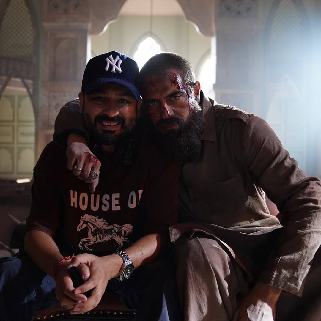 'धुरंधर' आणि 'धुरंधर: रिव्हेंज' या दोन्ही चित्रपटांमध्ये अभिनेता अर्जुन रामपालने मेजर इक्बालची भूमिका साकारली आहे. चित्रपटात क्रूर भूमिका साकारलेल्या अर्जुनचा खऱ्या आयुष्यात मोठा महिला चाहतावर्ग आहे.