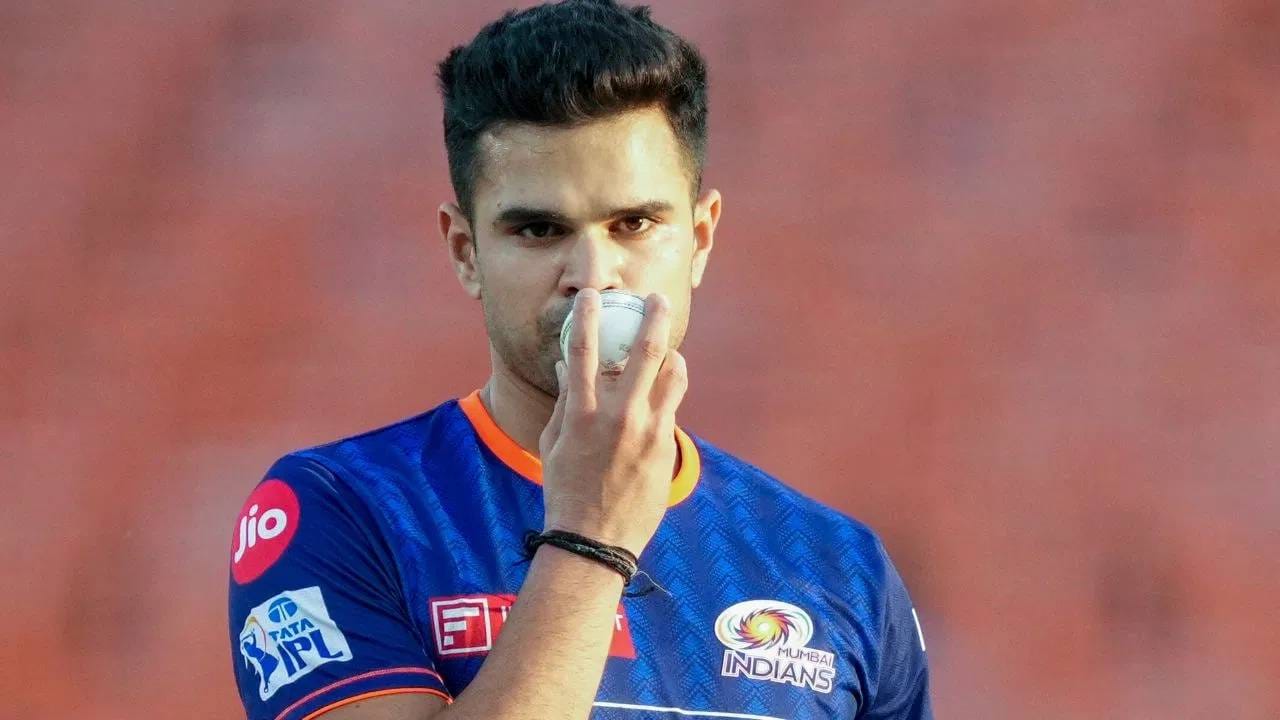 अर्जुन तेंडुलकरसाठी आयपीएल पर्व महत्त्वाचं ठरणार आहे. मुंबई इंडियन्ससोबत असताना चार पर्वात फारशा संधी मिळाल्या नाहीत.  यावेळी लखनौ सुपर जायंट्सकडून मैदानात उतरणार आहे. या संघात त्याला नियमित संधी मिळू शकते. त्यामुळे हे पर्व सुरु होण्यापूर्वीच अर्जुनने युवराज सिंगकडून काही टिप्स घेतल्या आहेत. (फोटो- PTI)