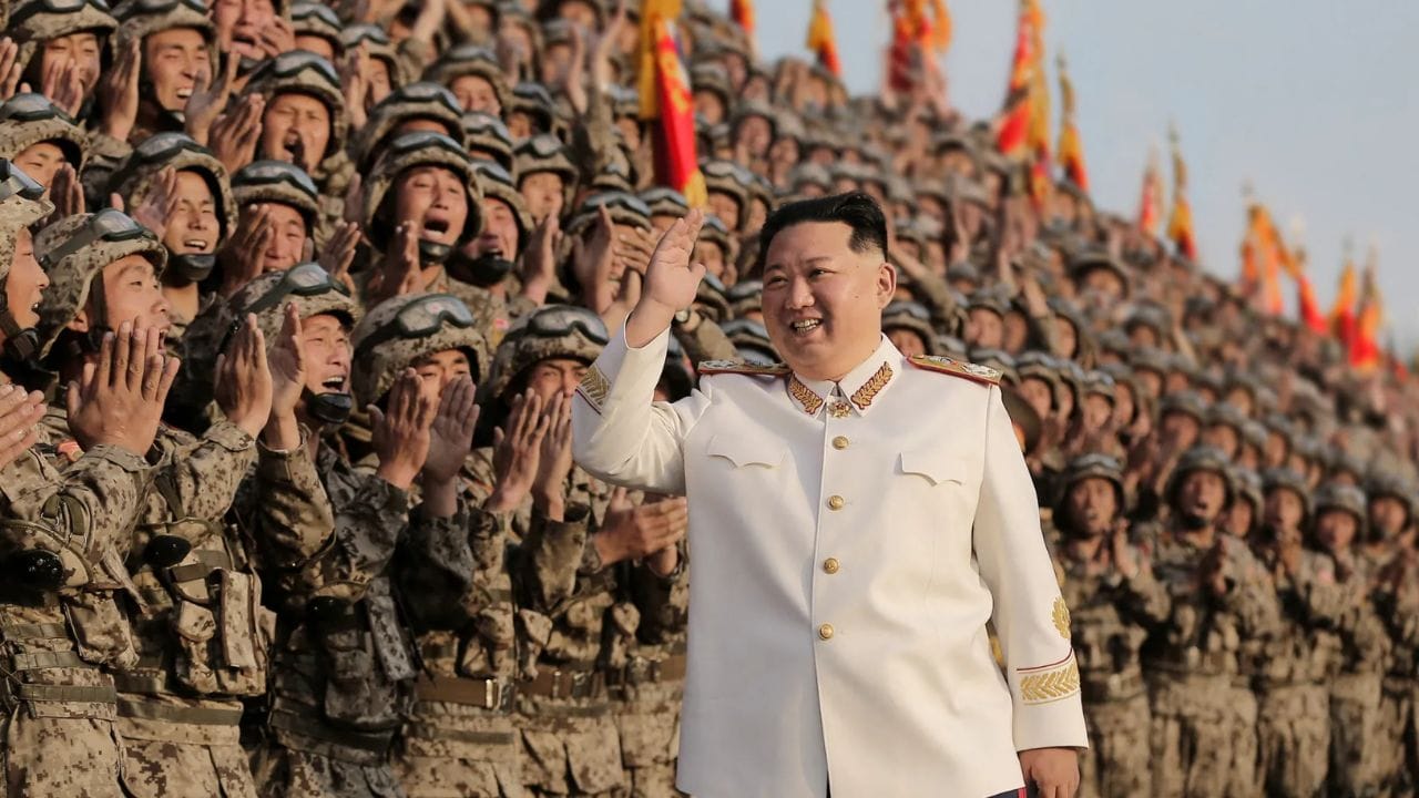 दक्षिण कोरिया या देशात जवळपास सर्व निरोगी पुरुषांना सैन्य सेवा करणे अनिवार्य असते. तसेच उत्तर कोरियामध्येही सैन्यात सेवा करणे अनिवार्य आहे. त्यामुळे या दोन्ही देशांचे सैन्य ताकदवान आहे.  