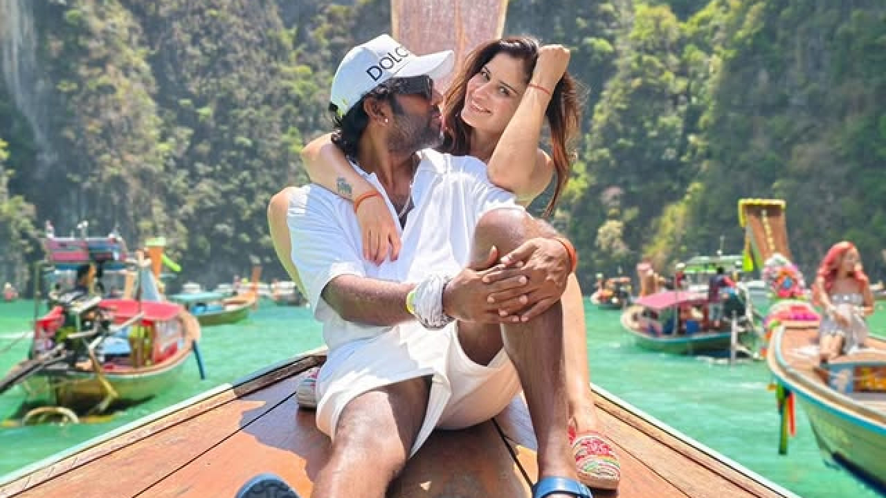 तिने ट्रोलर्सना उद्देशून स्पष्ट शब्दांत म्हटले, 'मी कोणालाही दुखावत नाही. तुम्हाला माझे फोटो आवडत नसतील तर तुम्ही मला अनफॉलो करू शकता. कमेंटमध्ये काहीही लिहिलं तरी त्यातून तुमचे संस्कार दिसतात. माझ्या कपड्यांमुळे नाही. जे लोक मला खरोखर प्रेम करतात ते मला जशी आहे तशी स्वीकारतील.