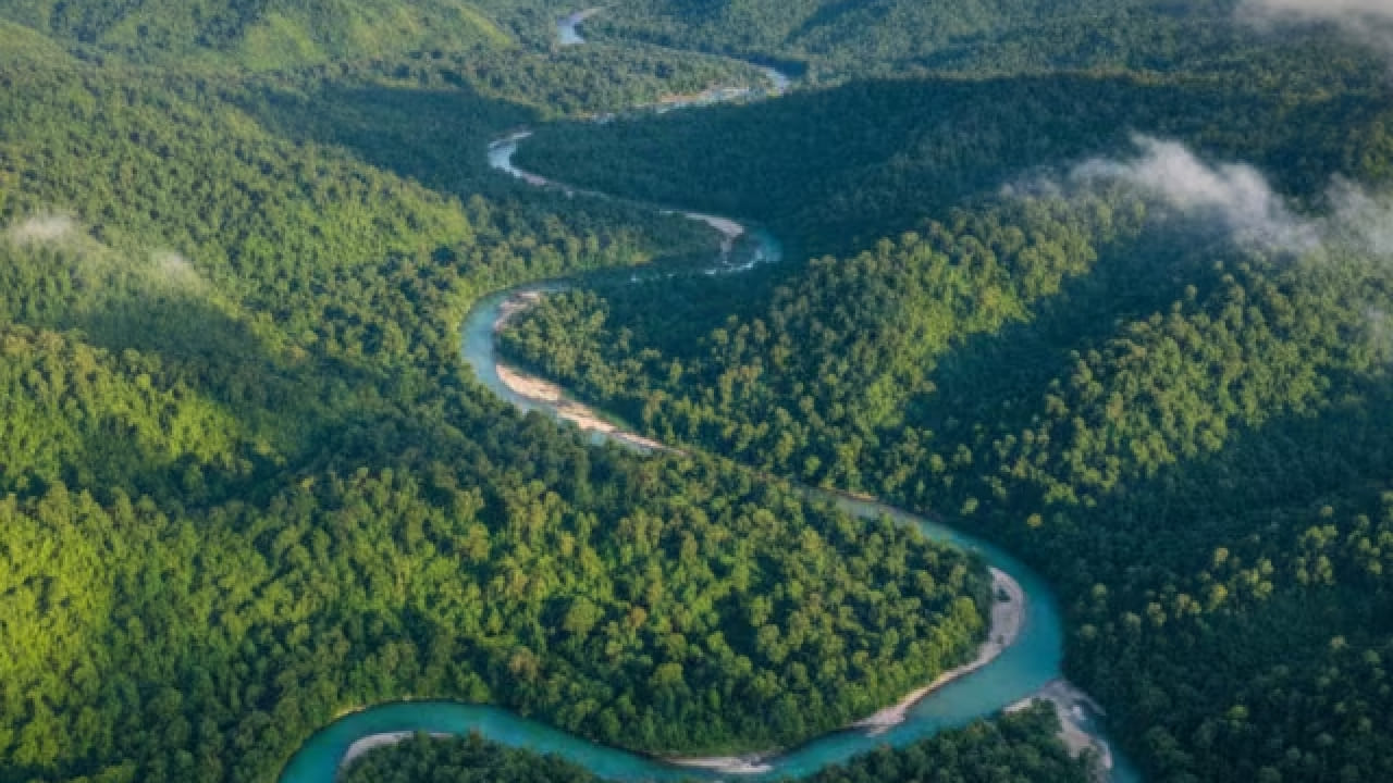 येथून वाहणारी नदी या भागाच्या सौंदर्यात आणखी भर घालते. नदीकाठचे निसर्गदृश्य आणि शांत वातावरण पर्यटकांना विशेष आकर्षित करते.