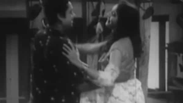 जुन्या हिंदी गाण्यांची जादू आजही रसिकांच्या मनावर तितक्याच ताकदीने अधिराज्य गाजवत आहे. या गाण्यांमध्ये असलेला साधेपणा, गोडवा आणि सुरेलता आजच्या गाण्यांपेक्षा वेगळीच वाटते. त्यामुळेच अनेक वर्षांनंतरही ही गाणी ऐकताना मनाला एक वेगळाच आनंद आणि समाधान मिळते.