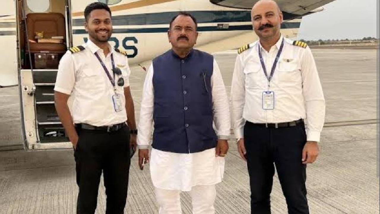 अशोक खरातचा दावा आहे की, ते मर्चंट नेव्हीचे निवृत्त अधिकारी आहेत. २२ वर्षे सेवेत असताना त्यांनी अनेक देशांची सफर केली आहे. 