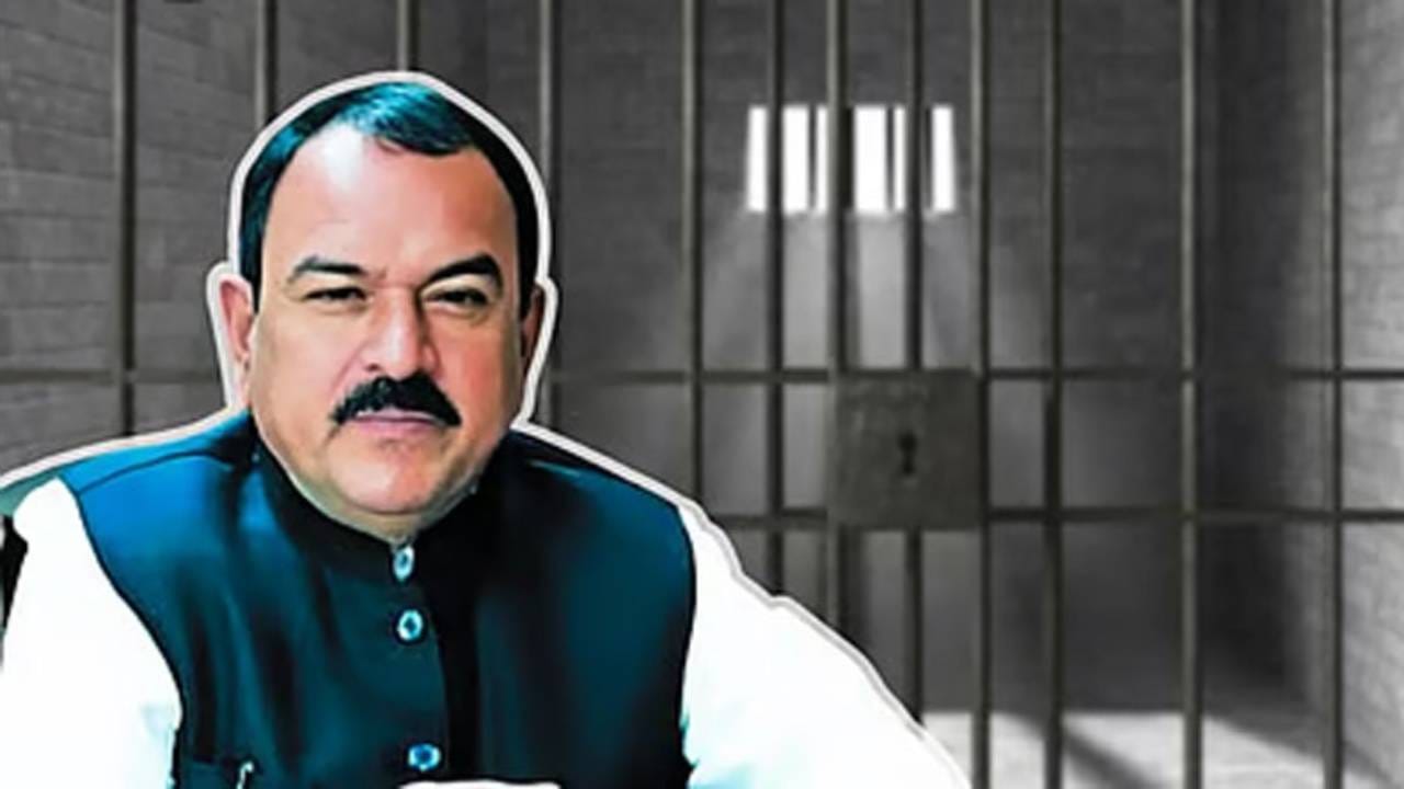 अशोक खरातला 1 एप्रिल पोलिस कोठडीत ठेवण्यात येणार आहे. त्याची कसून चौकशी केली जात आहे. आणखी काही माहिती समोर येते का हे पाह्यासाठी सर्व आतुर आहेत.