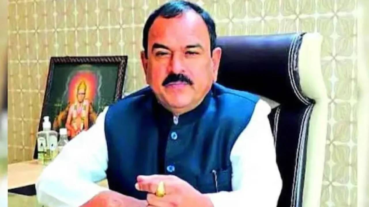 तू खूप सुंदर आहेस... पण तुझा पती तुला.. भोंदू अशोक खरात याच्याबद्दल धक्कादायक माहिती, थेट.. तू खूप सुंदर आहेस... पण तुझा पती तुला.. भोंदू अशोक खरात याच्याबद्दल धक्कादायक माहिती, थेट..