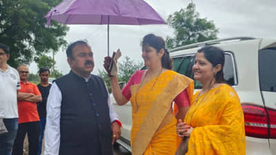 रात्रभर बंगल्यात झाडाझडती... चेहरा बघून भविष्य सांगणाऱ्या ज्योतिष खरातची संपत्ती पाहून डोकंच गरागरा फिरेल; सिन्नरच नाही, शिर्डी आणि...