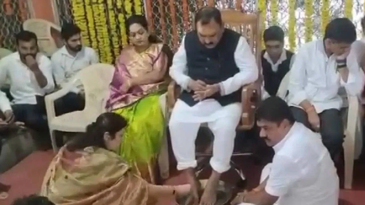 या प्रकरणाने नाशिकबरोबरच संपूर्ण महाराष्ट्राच्या राजकीय वर्तुळात मोठी खळबळ उडाली आहे. खरात यांचे राज्य महिला आयोगाच्या अध्यक्षा रूपाली चाकणकर यांच्यासह अनेक बड्या राजकीय नेत्यांसोबतचे फोटो आणि व्हिडीओ सोशल मीडियावर व्हायरल झाल्याने आरोप-प्रत्यारोपांचा सिलसिला सुरू झाला आहे.