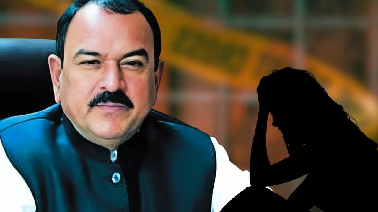 नाशिकमधील स्वयंघोषित अंकशास्त्रज्ञ आणि 'कॅप्टन' म्हणून ओळखले जाणारे अशोक खरात याच्या महिलांवरील अत्याचार व लैंगिक शोषणाच्या गंभीर प्रकरणाने राज्यात खळबळ उडाली आहे. खरातच्या काळ्या कारनाम्यांची माहिती समोर येत असताना, प्रकरणाला आता राजकीय वळण मिळाले आहे. राज्य महिला आयोगाच्या माजी अध्यक्षा रुपाली चाकणकर यांनी खरातशी संबंधित व्हिडीओ आणि आरोपांनंतर पदाचा राजीनामा दिल्यानंतर, आता माजी मंत्र्याचे कनेक्शन समोर आले आहे.