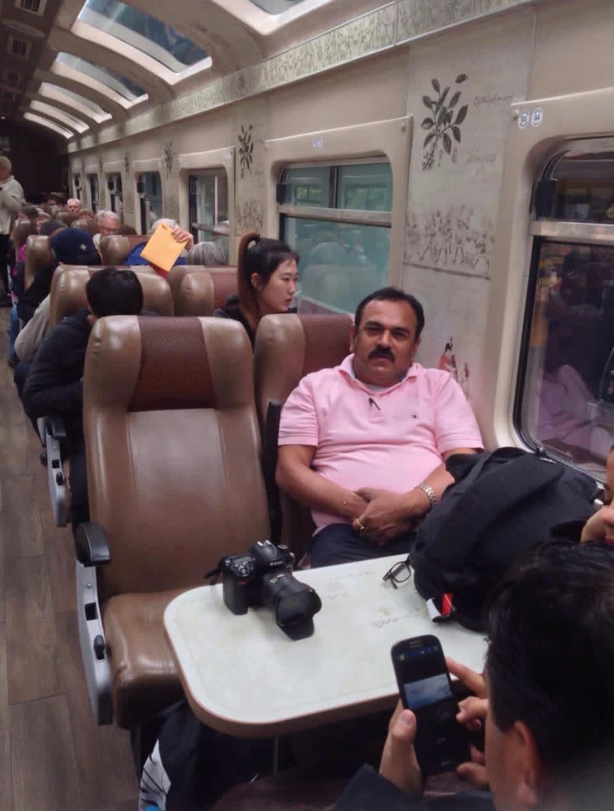 स्वतःला कृष्णाचा अवतार सांगून आणि महिलांना गुंगीचे औषध देऊन त्यांचे शोषण केल्याचा त्याच्यावर आरोप आहे. पोलिसांना त्याच्या कार्यालयातून आणि फार्म हाऊसवरून १०० हून अधिक आक्षेपार्ह व्हिडिओ सापडले आहेत.