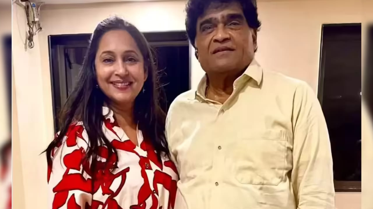 वय वाढलं असलं तरी त्यांच्या चेहऱ्यावरची चमक आणि आत्मविश्वास आजही तितकाच टिकून आहे. विशेष म्हणजे, त्या आजही पारंपरिक आणि आधुनिक अशा दोन्ही लुकमध्ये सहजपणे दिसतात. 