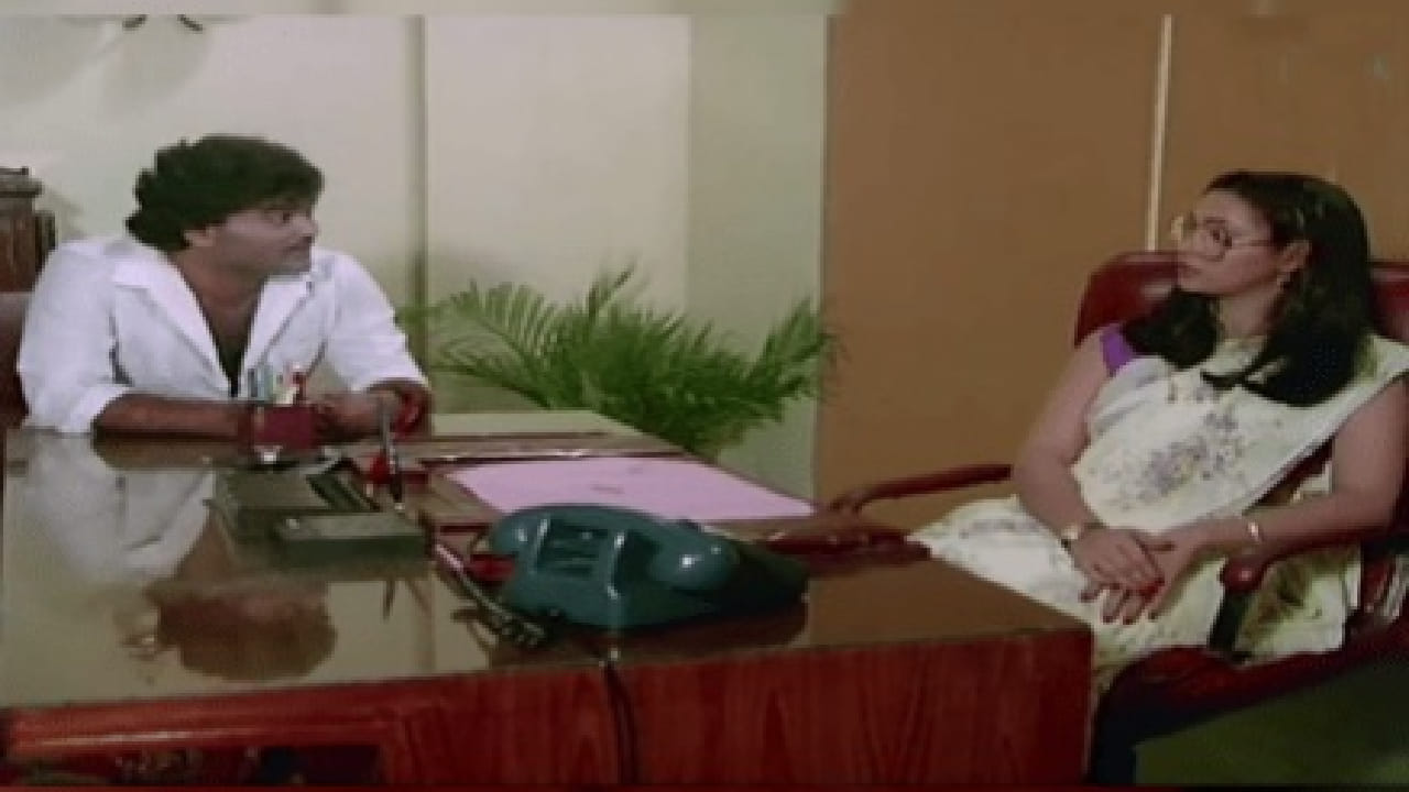 या चित्रपटानंतर अनेक वर्षे लोटली असली तरी अश्विनी भावे यांची लोकप्रियता अजिबात कमी झालेली नाही. उलट, काळानुसार त्यांचा लूक अधिकच आकर्षक आणि ग्रेसफुल झाला आहे. त्यांच्या व्यक्तिमत्त्वात एक वेगळीच क्लास आणि साधेपणा जाणवतो.