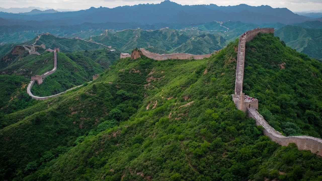 पाच टाइम झोन : चीन इतका मोठा आहे की या देशात पाच टाइम झोन आहेत, तर भारतात फक्त एकच टाइम झोन आहे. तसेच चीनमध्ये आशियातील सर्वात मोठ्या नद्या, जसे यांग्त्से आणि पिली नदी. तसेच पठार, वाळवंटे आणि जंगले यांचा समावेश होतो.