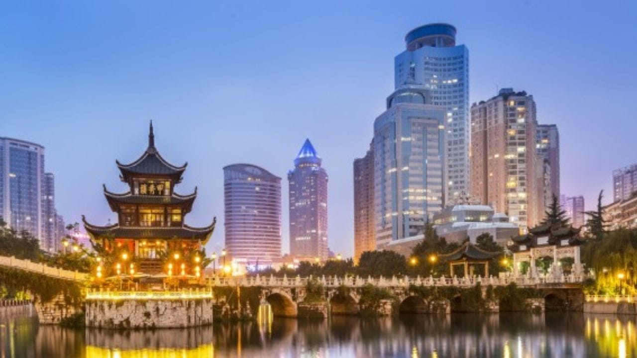 चीनची राजधानी : चीनची राजधानी बीजिंग आहे. येथे बौद्ध, ख्रिश्चन, इस्लाम आणि ताओ धर्म असे विविध धर्मांचे लोक राहतात. या देशाचा सुमारे एक-तृतीयांश भाग डोंगराळ आहे.