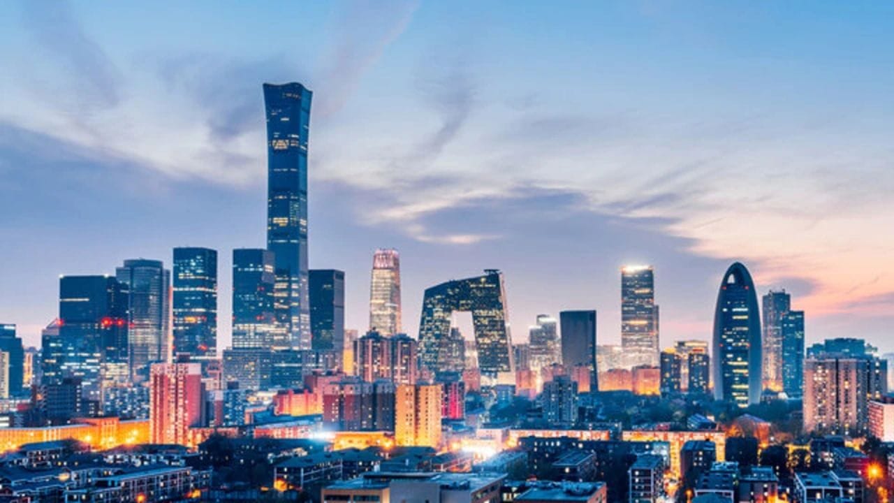 चीनशी सीमा असलेले 14 देश : अफगाणिस्तान, भूतान, भारत, कझाकिस्तान, किर्गिस्तान, लाओस, मंगोलिया, म्यानमार, नेपाळ, उत्तर कोरिया, पाकिस्तान, रशिया, ताजिकिस्तान आणि व्हिएतनाम.