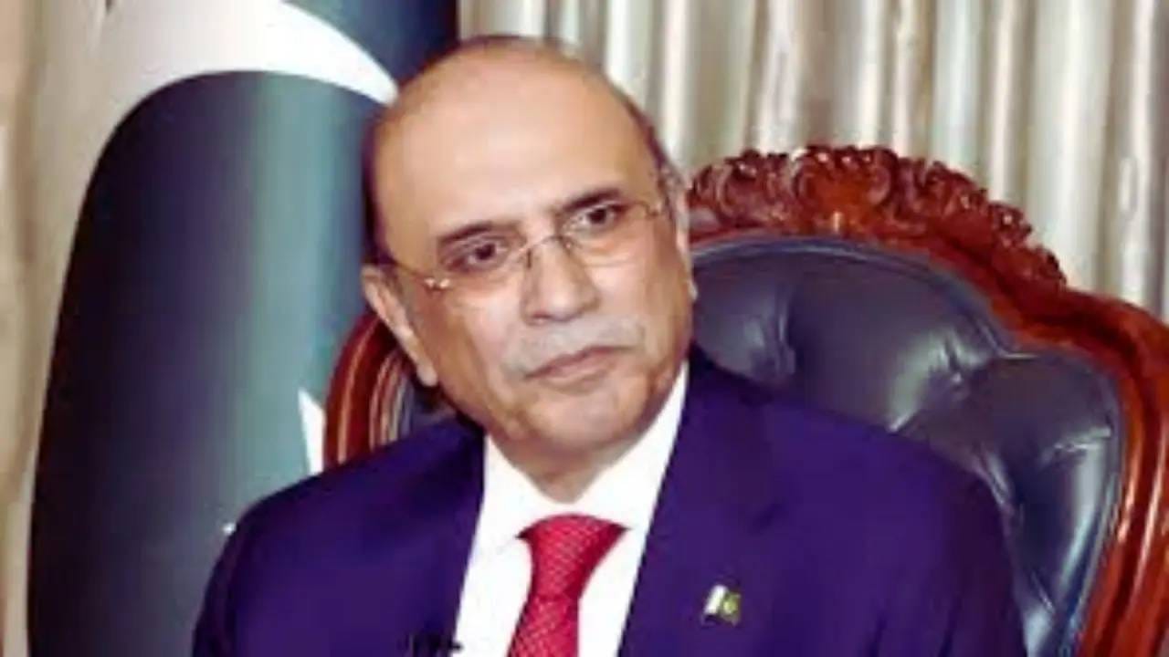 इस्रायलने इराणवर हल्ला करताच पाकिस्तानला भरली धडकी, झरदारींनी भारताचं नाव घेत जे सांगितलं… इस्रायलने इराणवर हल्ला करताच पाकिस्तानला भरली धडकी, झरदारींनी भारताचं नाव घेत जे सांगितलं…