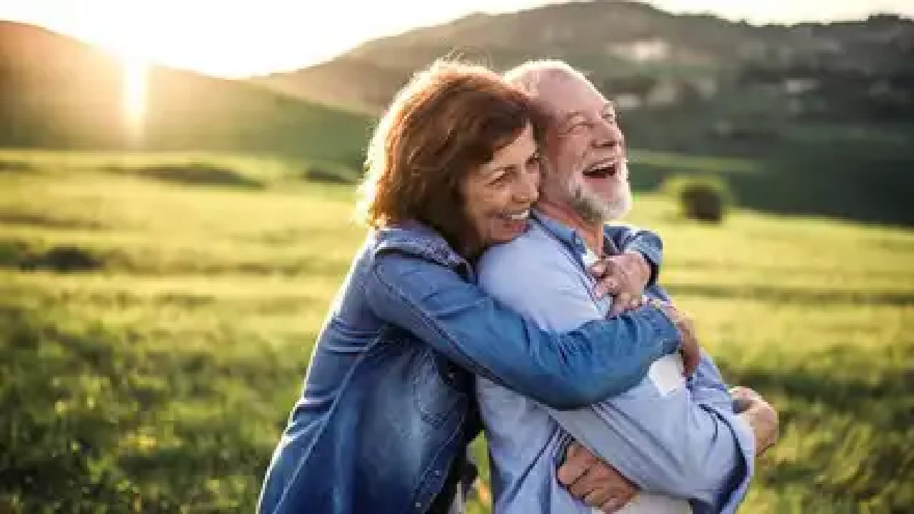 ते स्वभावाने रोमँटिक असल्यामुळे त्यांचे वैवाहिक आयुष्य सहसा आनंदी आणि समाधानकारक असते. नातेसंबंध टिकवून ठेवण्यासाठी ते सतत प्रयत्न करत असतात. मात्र त्यांना आपल्या जोडीदाराकडूनही भावनिक आधार आणि समजून घेणारी साथ अपेक्षित असते. कधी कधी त्यांच्या अतिसंवेदनशील किंवा संशयी स्वभावामुळे छोट्या-मोठ्या मतभेदांची शक्यता निर्माण होऊ शकते.