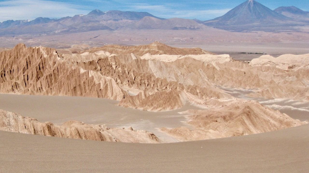 अ‍ॅडव्हेंचर प्रेमींच्या आवडीचे ठिकाण : जर तुम्हाला प्रवास आणि साहस आवडत असेल तर अटाकामा तुमच्यासाठी एक रोमांचक ठिकाण आहे. येथील Valley of the Moon ही जागा अशी दिसते की जणू आपण चंद्राच्या पृष्ठभागावर पोहोचलो आहोत.
