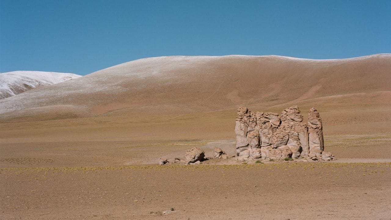 येथे पाऊस का पडत नाही? : यामागे निसर्गाचे एक रंजक कारण आहे. एका बाजूला उंच अँडिज पर्तवरांगा आहेत, ज्या ढगांना या भागात येण्यापासून अडवतात. दुसऱ्या बाजूला प्रशांत  महासागराचे  थंड पाणी हवेत ओलावा तयार होऊ देत नाही. त्यामुळे येथे पाऊस पडतच नाही.  