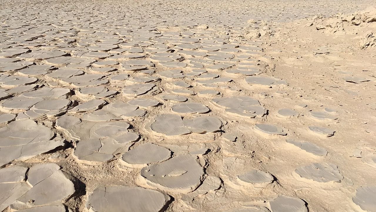 अनोखे पर्यटनस्थळ : हे वाळवंट प्रशांत महासागर आणि अँडिज पर्तवरांग यांच्या दरम्यान पसरलेले आहे आणि सुमारे 1000 किमी लांब आहे. येथील दृश्य इतके वेगळे आहे की अनेकांना असे वाटते की ते पृथ्वीवर नसून एखाद्या दुसऱ्या ग्रहावर आले आहेत.