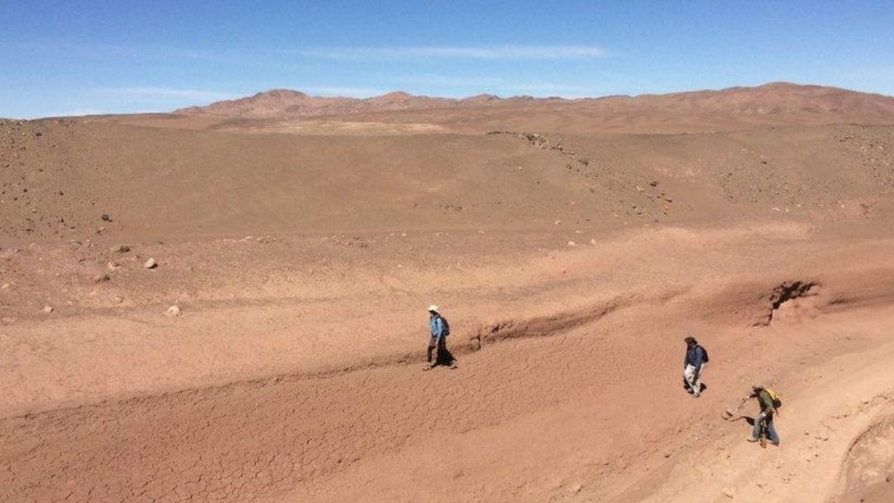 ​अटाकामा वाळवंट : जगात अनेक वाळवंटे आहेत, पण अटाकामा हे वाळवंट खूप वेगळे मानले जाते. ते चिली देशाच्या उत्तरेकडील भागात आहे आणि पृथ्वीवरील सर्वात कोरड्या ठिकाणांपैकी एक मानले जाते.  