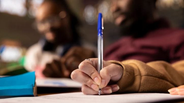  तिला ऐन उमेदीच्या काळात अपघातामुळे व्हिल चेअरवर दिवस काढावे लागले. सोबतच तिला अॅम्नेशिया या दुर्मिळ आजारालाही तोंड द्यावं लागलं. अॅम्नेशिया या आजारात माणसाची स्मरणशक्ती कमी होते. ती व्यक्ती सर्वकाही विसरायला लागते. अथिरा ही बीडीएस म्हणजेच दंतवैद्यक शास्त्राचा अभ्यास करत होती. 