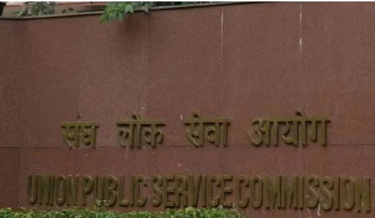 ती एक डेन्टिस्ट होणार होती. परंतु तिचा याच काळात अपघात झाला आणि तिला व्हिलचेअरशिवाय चालणे अशक्य झाले. कायमस्वरुपी व्हिलचेअरवरच दिवस काढावे लागणार हे समजूनही ती खचली नाही. तिने जिद्दीने अभ्यास केला. 