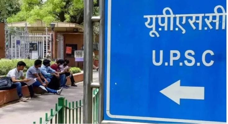 यूपीएससीची परीक्षा देण्याचा तिचा हा चौथा प्रयत्न होता. अपयश आल्यानंतर तिने हार न मानता ती सतत प्रयत्न करत राहिली. परिणामी आज यश तिच्या पायाशी लोळण घेत आहे. ती आता आयएएस अधिकारी झाली आहे. केरळच्या अथिराचे देशभरात कौतुक केले जात आहे. 