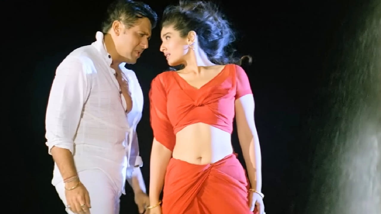 असाच एक भन्नाट कॉमेडी चित्रपट 1998 साली प्रदर्शित झाला. त्याचे नाव Aunty No. 1. हा चित्रपट आजही लोकांना खूप आवडतो. या चित्रपटात गोविंदा, रवीनासह अनेक दमदार कलाकार झळकले होते.