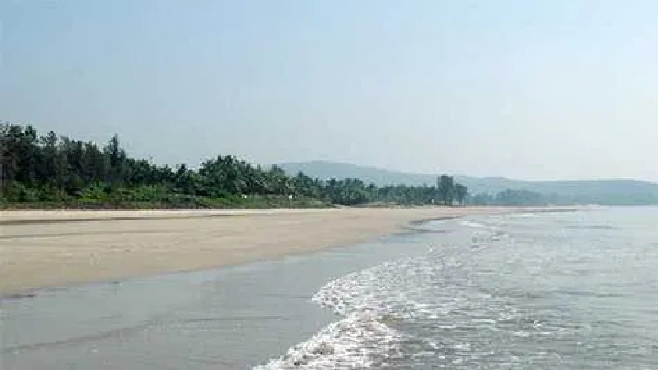 हा समुद्रकिनारा एकदम शांत असून तो अलिबागपासून अगदी जवळ आहे. त्याचे नाव आवास किनारा आहे आणि तो प्रचंड लांब देखील आहे. 