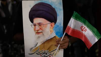 एकच सिक्रेट मिटींग अन् क्षणात 30 बॉम्बने हल्ला, इराणचे सुप्रीम लीडर खामेनेईंना कसं मारलं?