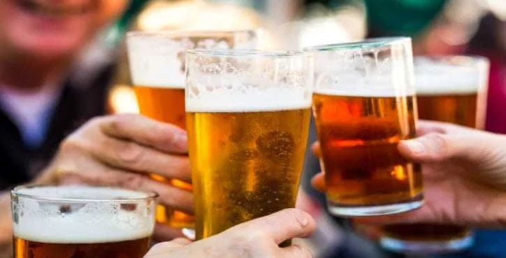 आजकाल मद्यपान करणाऱ्यांची संख्या कमी होण्याऐवजी जास्तच वाढत आहे. तुमच्या मित्रमंडळीपैकी एखादा मित्र तरी मद्यपान म्हणून बिअर पितच असेल. मद्यपान हे आरोग्यास हानिकारक असते. तरीदेखील रोज लोक लाखो बॉटल्स पिऊन फस्त करतात. 
