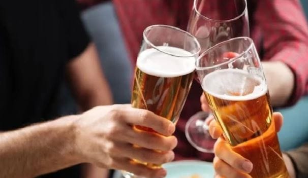 बिअरमध्ये फक्त अल्कोहोलच नसते. त्यात काही प्रमाणात साखरही असते. बिअरमध्ये कॅलरीजचे प्रमाणही जास्त असते. त्यामुळेच सतत बिअर पिल्यामुळे पोटावर चरबी तयार होते. यालाच बिअर बेली म्हटले जाते. म्हणूनच बिअर पिताना बिअर बेलीचा धोका लक्षात घ्याला हवा. 