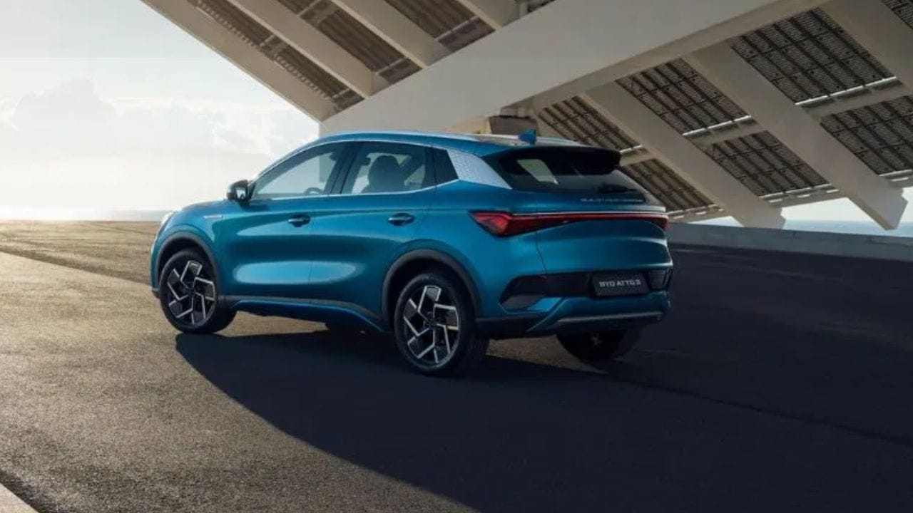 सर्वात लहान BYD Atto 1 इलेक्ट्रिक कार लॉन्च, फीचर्स जाणून घ्या