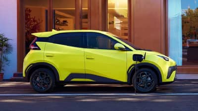 अवघ्या 6.8 लाखात घर घेऊन या लॅम्बोर्गिनी! ही इलेक्ट्रिक कार फुल चार्जिंगमध्ये 300 किलोमीटर दामटा