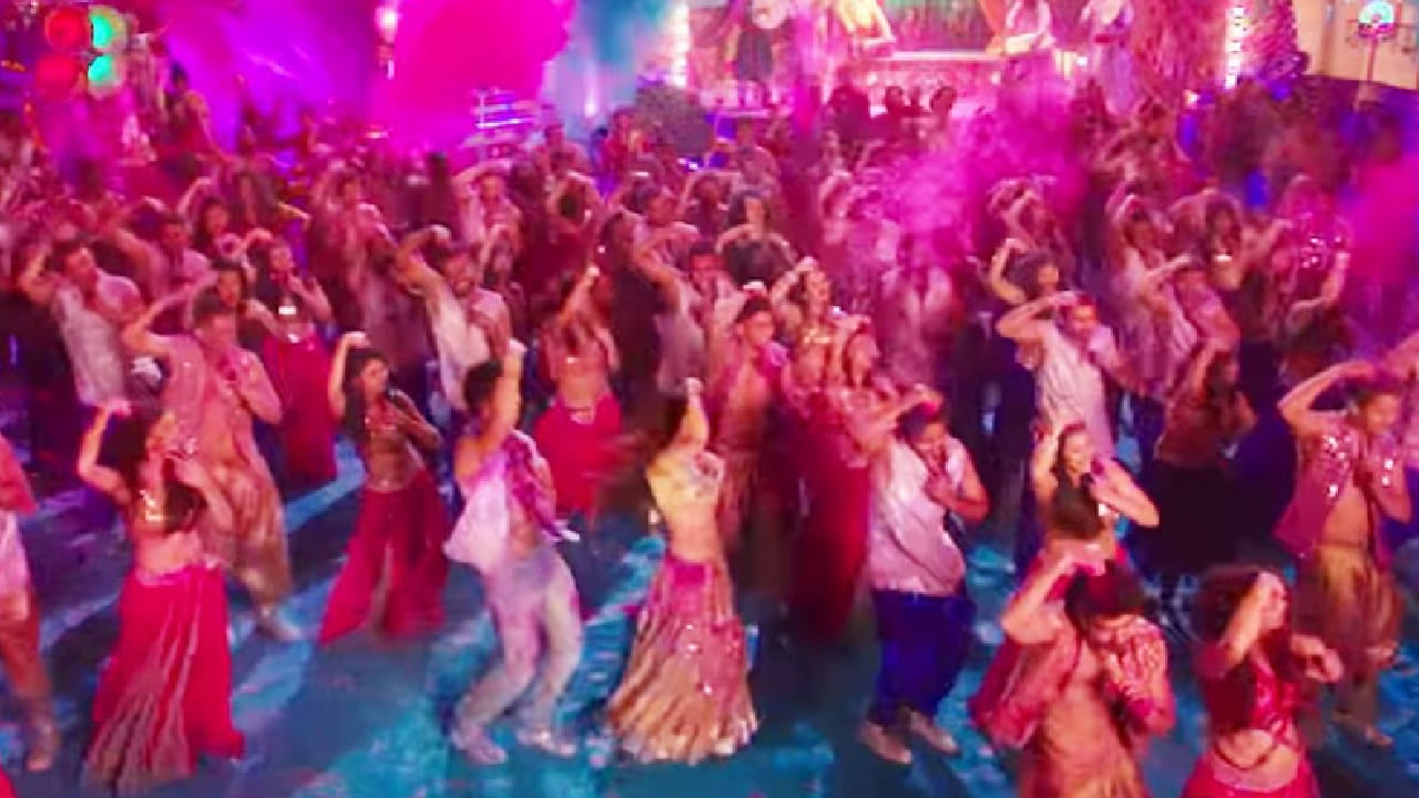 होळीचा सण आला की जुनी-नवी गाणी, ढोल-ताशांचा आवाज आणि जोशपूर्ण डीजे यांचा माहोल रंगतो. काही गाणी अशी आहेत ज्यांशिवाय होळी पार्टी अपुरीच वाटते.