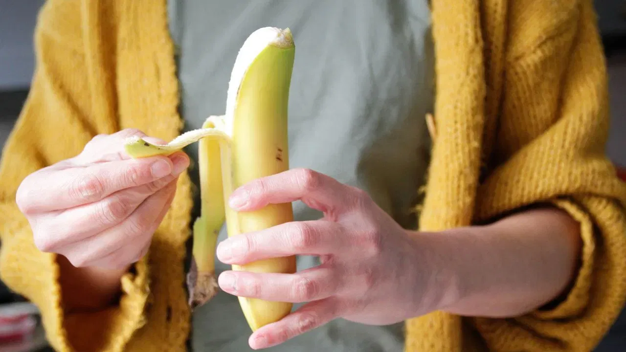 केळी नेहमी फ्रिजबाहेर ठेवावी. फ्रिजमध्ये ठेवल्यास साल काळी पडते, पोत रबरासारखा होते आणि चव बदलते. केळी खोलीच्या तापमानात जास्त काळ फ्रेश राहते.