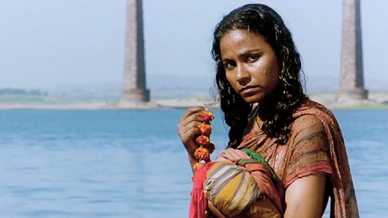 Bandit Queen हा चित्रपट कुख्यात दरोडेखोर फूलन देवी यांच्या जीवनावर आधारित होता. या चित्रपटात दाखवलेली हिंसा आणि लैंगिक अत्याचाराची दृश्ये अत्यंत वास्तववादी आणि धक्कादायक होती. याच कारणामुळे CBFC ने सुरुवातीला या चित्रपटावर बंदी घातली होती.