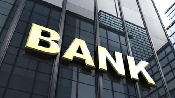 व्यवहार्य शब्द: मराठी भाषेत 'बँक' (Bank) या शब्दाचाच सर्वाधिक वापर केला जातो. मराठी व्याकरण आणि दैनंदिन संभाषणात हा शब्द पूर्णपणे स्वीकारला गेला आहे.